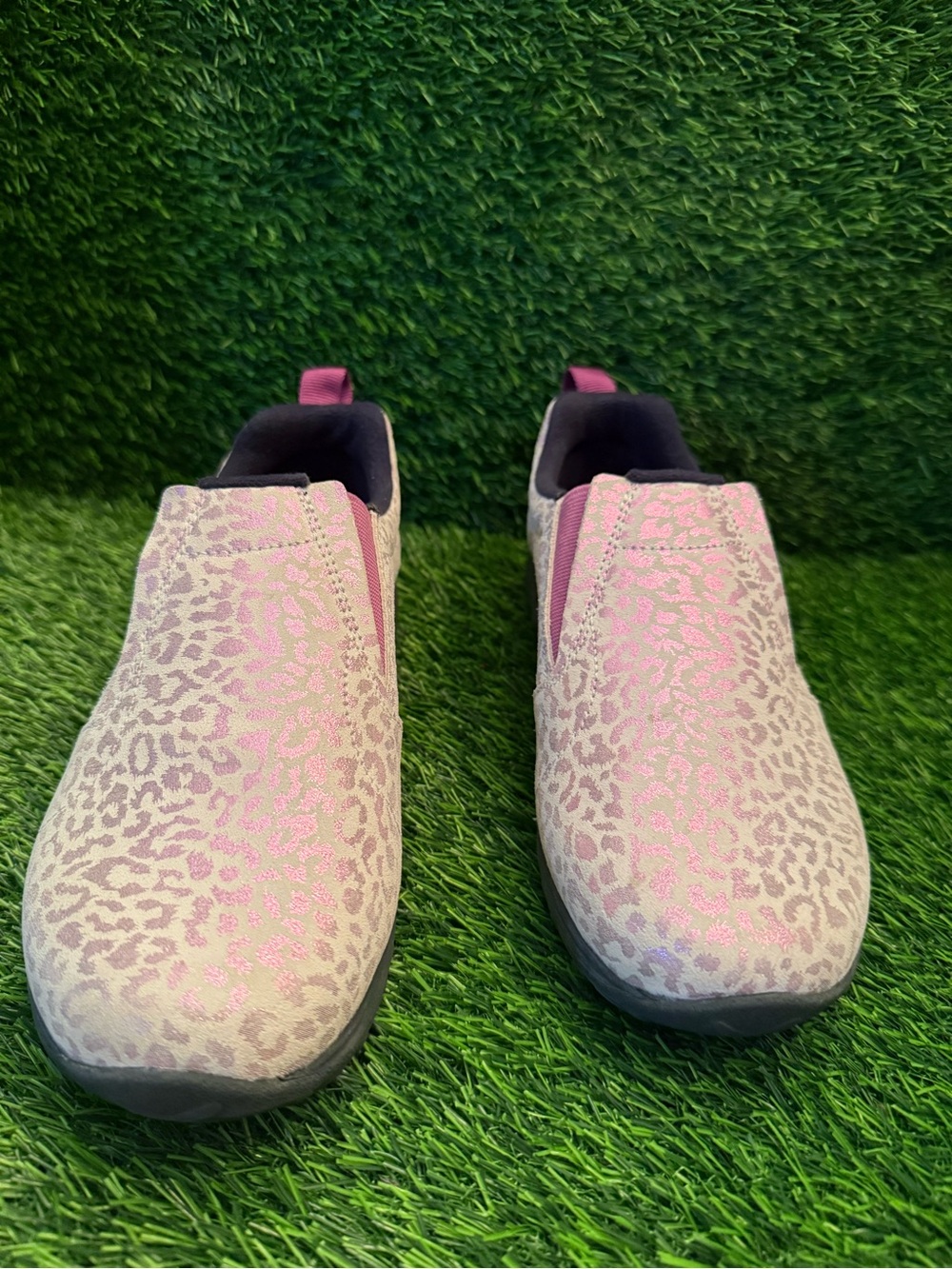 Merrell women’s Slip-On clogs Leopard Print  in Light Pink iridescent size 5.0